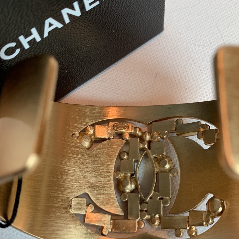 🦄 CHANEL Rare Pink Purple Jewel Stones Emerald Cut Gem Gold Bracelet Cuff CC💕 - Picture 13 of 16